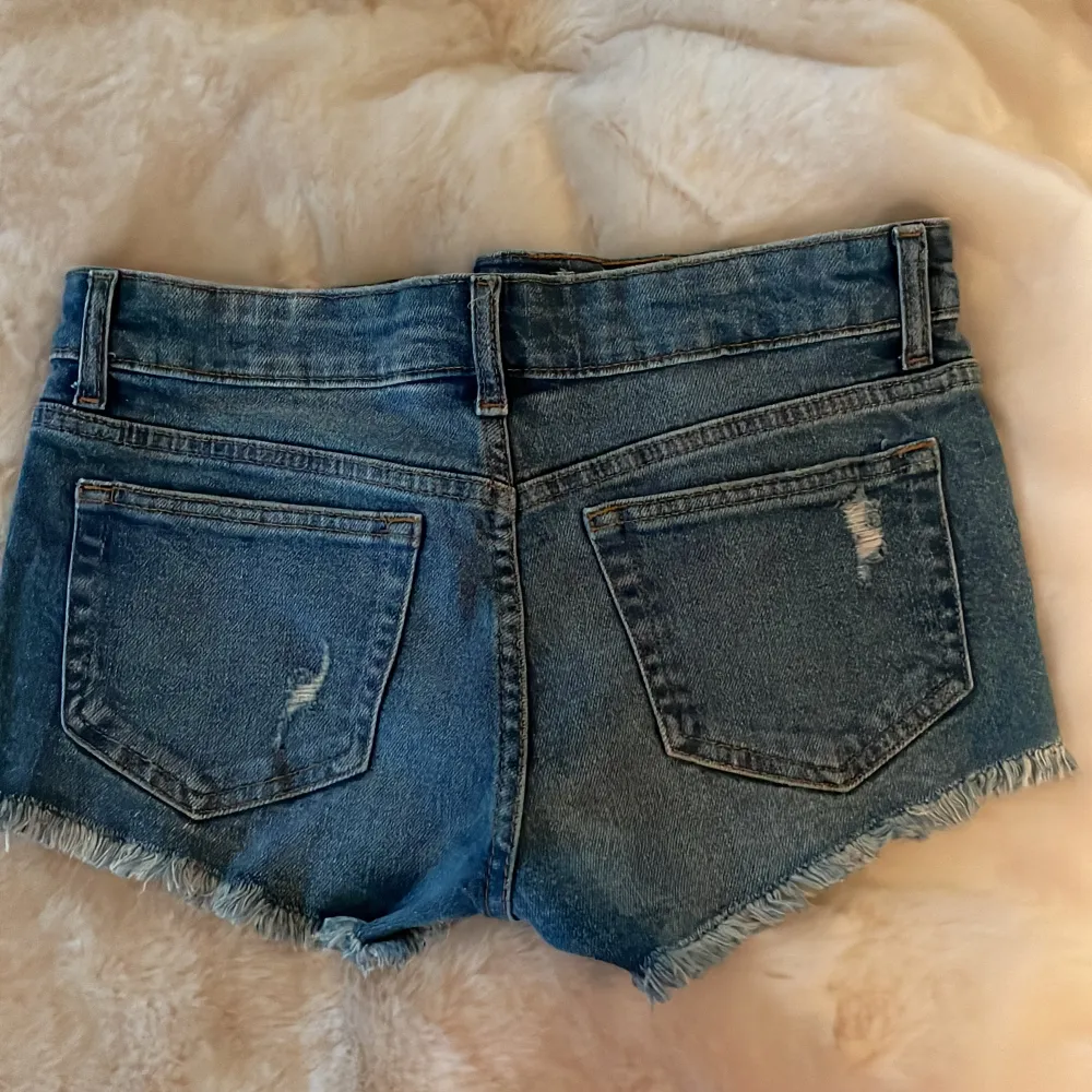 Super snygga jeansshorts i storlek 34. Köpta på HM för 1 år sen & dom är helt oanvända🫶🏼 Pris kan diskuteras, skriv för fler bilder 💓. Shorts.