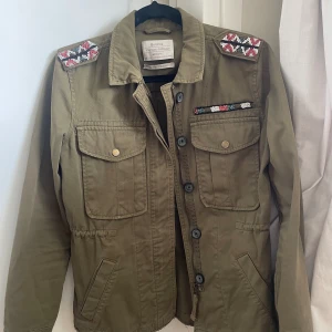 Sommar jacka  - En tunn vår jacka från Bershka. Jackan är köpt second hand och är i storlek S. Däremot skulle jag säga att det är en liten S