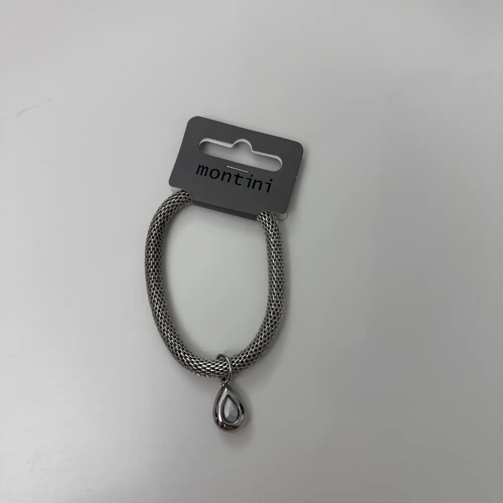 Ett grå/silvrigt armband från Ur&Penn med en fin sten!! Den är lite elastiskt så passar alla! Aldrig använd med lappen kvar!!. Accessoarer.
