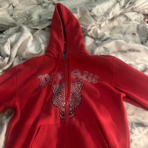 zip hoodie - Den har tappat några få stenar. 