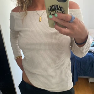 Off shoulder topp - En off shoulder topp i beige, fint skick 