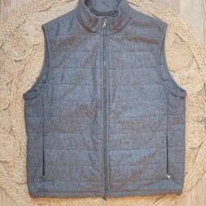 Oscar Jacobsson väst - Oscar Jacobsen väst. Västen är ny  100% ull  Det finns fickor på sidofodret och insidan.