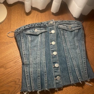 Topp från zara! - Skitsnygg topp från zara som säljs då den är förliten! Köpte den förra sommaren utomlans då den var slutsåld i Sverige!