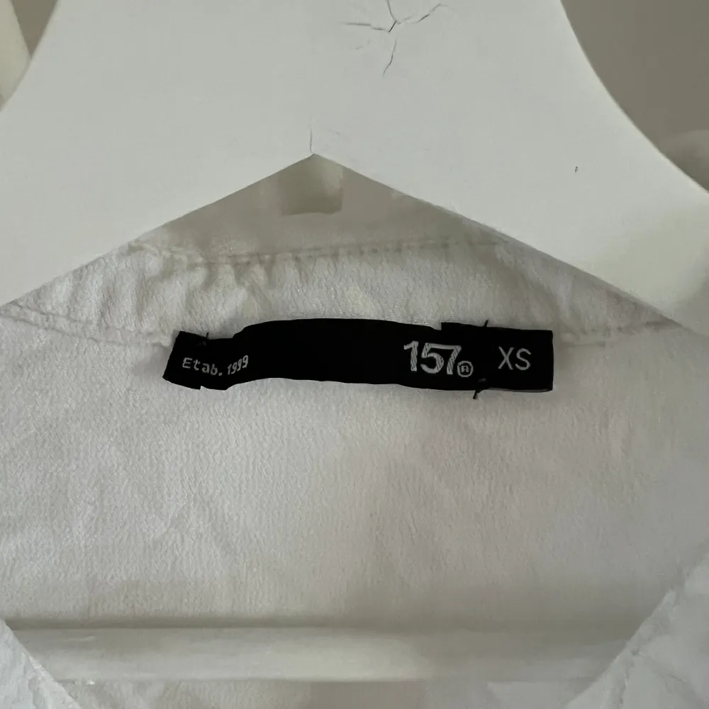 Säljer denna vita skjorta från Lager 157. Fint skicka och bra passform. Går att klä upp och klä ner. Nypris ca 120 kronor. . Skjortor.
