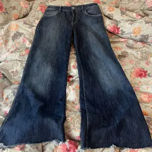 Så snygga lågmidjade vida jeans från Tommy Hilfiger! Lagom långa på mig som är 178❣️ midja ca 40cm rakt över