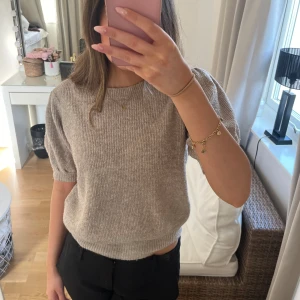 Stickad kortärmad tröja  - En fin stickad tröja med korta och puffiga ärmar och är i bra skick🩷