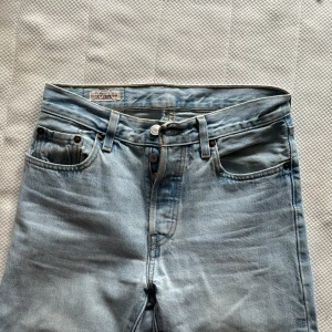Levis 501 W24 L28 - Ljusblå Levis 501 i bra skick 8/10. Storlek W24 L28. 