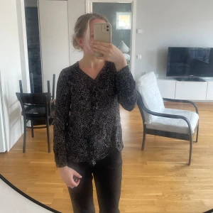 Blus - Säljer min blus då den ej kmr till användning