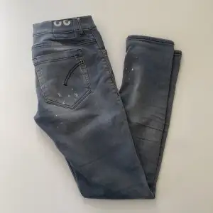 Säljer ett par Dondup George jeans i färgen grå med slitningar. Storlek 32 och är skick 9/10, fel fria. Vid frågor och funderingar är det bara att kontakta, Mvh Elephant Closet!