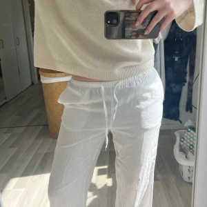 Linnebyxor  - Säljer mina lågmidjade linnebyxor från BikBok! Köpta förra året och uppsydda så de passar mig som är 164 cm lång, se bild hur de sitter på mig❤️passar xs-s 