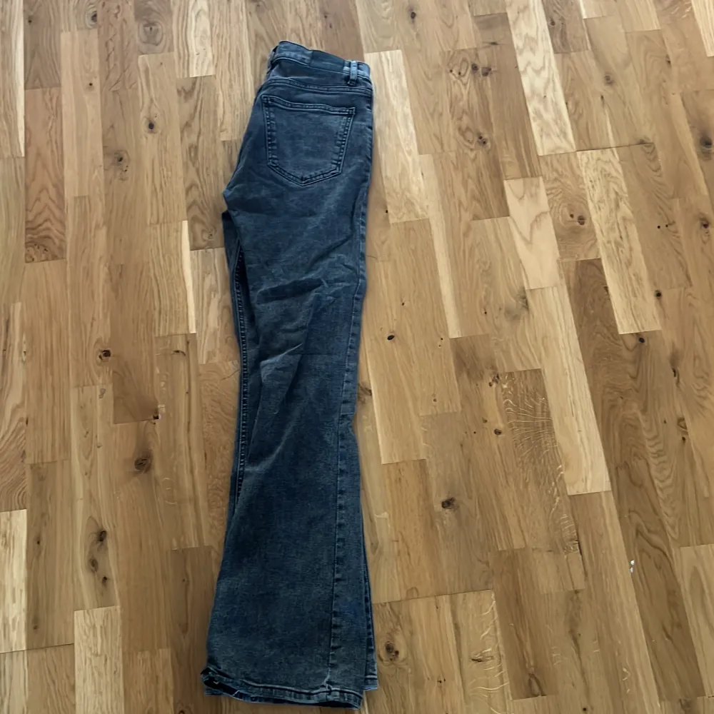 Helt oanvända bootcut jeans ifrån Gina. Low waist. Säljer eftersom dom inte passar . Jeans & Byxor.