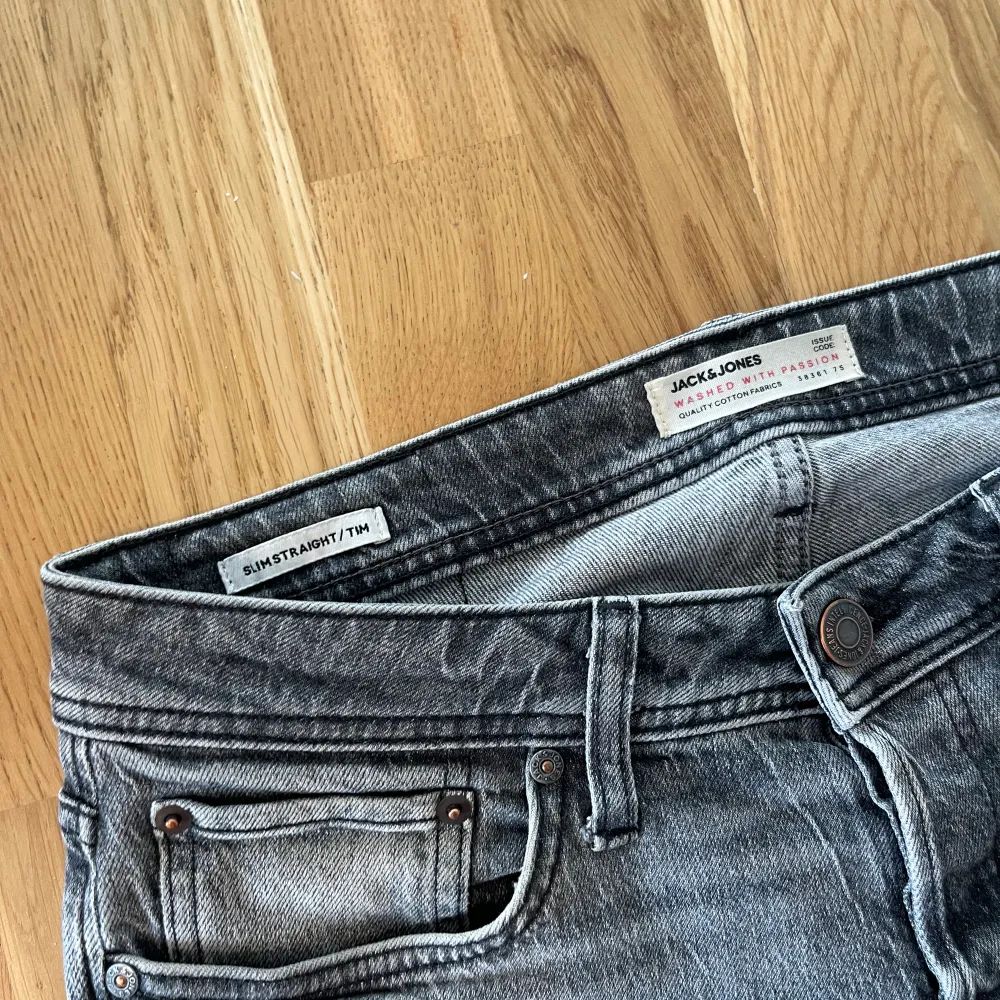 Storlek 31/32 passar bra på dig som är runt 185-180.. Jeans & Byxor.