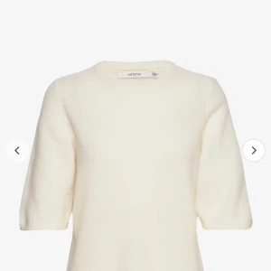 Stickad kortärmad tröja - Superfin stickad kortärmad tröja från Gestuz i strl xs🩵 Nypris 1299kr men säljes för 300kr! Använd ca 4 ggr✨