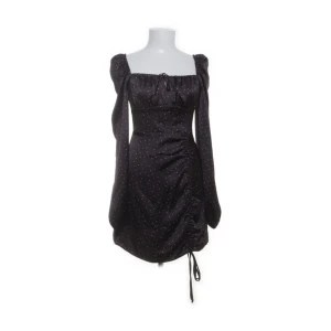 Klänning - Jättefin klänning från nakd. Aldrig använd med lapparna kvar💕 skriv för fler bilder!!