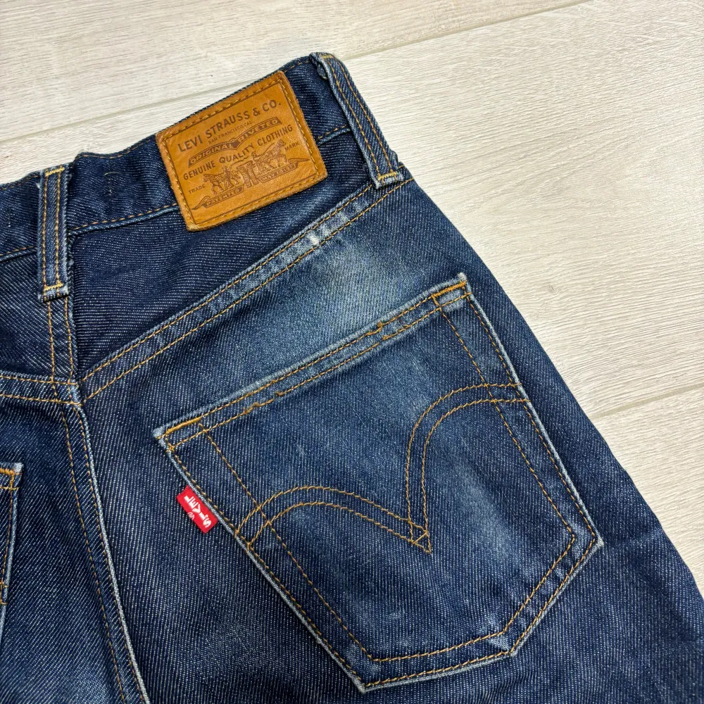 Levi’s jeans i stlr w26, använda en X antal gånger därav lite sltingingar som man ser på bilderna. Utöver det sitter de och det perfekta ut!. Jeans & Byxor.