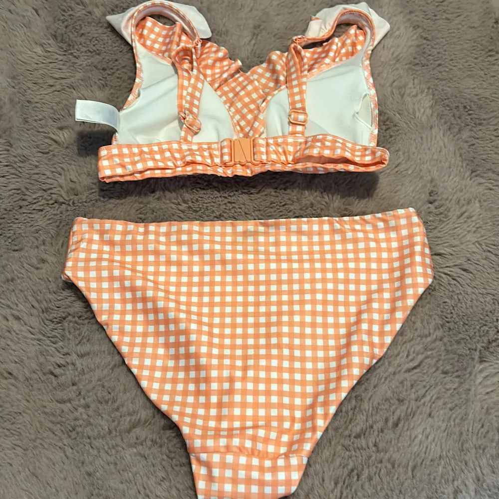 Säljer denna söta bikini! Den är sparsamt använd och är i fint skick. Den har den har vaddering i toppen som går att ta ut. 🤍 skriv om det finns fler frågor!!! Pris kan diskuteras!!!. Muu.
