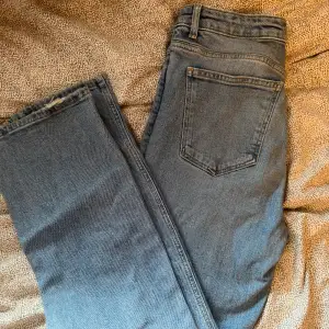 Säljer dessa fina jeans från lager 157. Använt i bra skick. Dem passar även som storlek s.