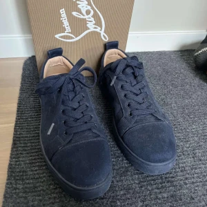 Christian Louboutins - Louboutins i färgen mörkblå utan spikar, storlek 42 Äkta, box, dustbag och kvitto finns. Priset kan diskuteras vid snabb affär!