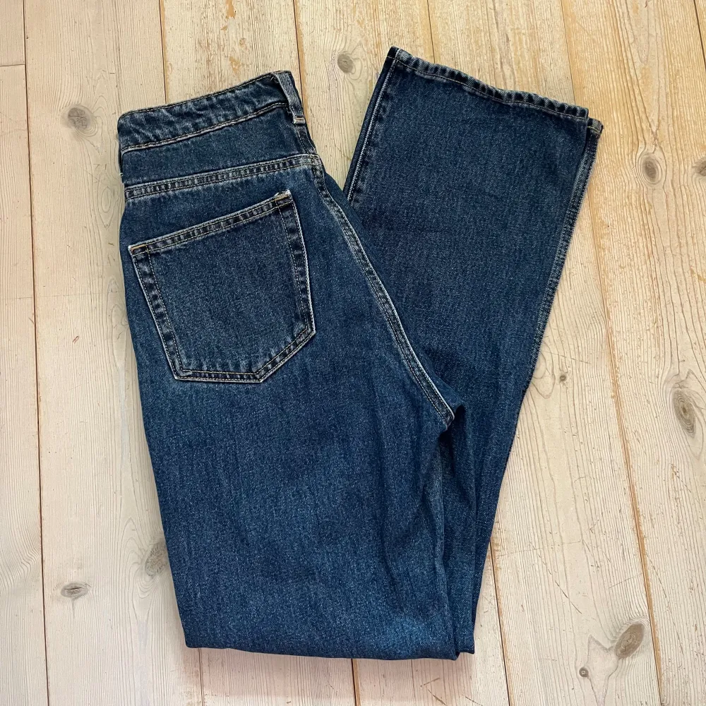 Weekday jeans i modellen rowe, knappt använd! I storlek 28/30, nypris 590. Jeans & Byxor.