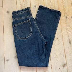 Weekday jeans i modellen rowe, knappt använd! I storlek 28/30, nypris 590