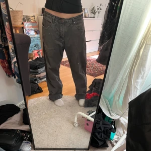 Grå jeans från Levi’s - Köpta secondhand för något år sedan, har ett elastiskt band i midjan som satts dit av tidigare ägare men går att ta bort om man vill. Sitter med bandet bra på mig som har 36-38. 