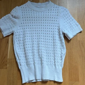 Cotton tshirt  - Populär tshirt, vit och knappt använd 