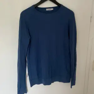 Säljer denna ljusblå J.Linberg tröja i storlek M men sitter som S. 