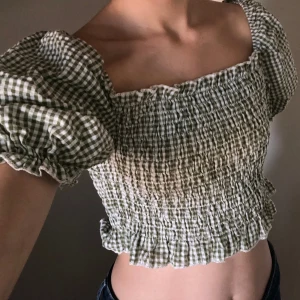 Grön rutig sommar topp - Det är en kort sommar topp som aldrig kom till användning. Den har bra kvalitet och helt oanvänd. Väldigt töjbar, bekväm och jättefin sommar topp