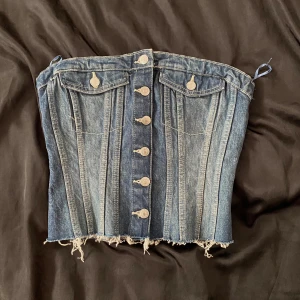 Jeans topp  - Söt jeans topp från Zara har endast testat så den är i nyskick🫶🏻