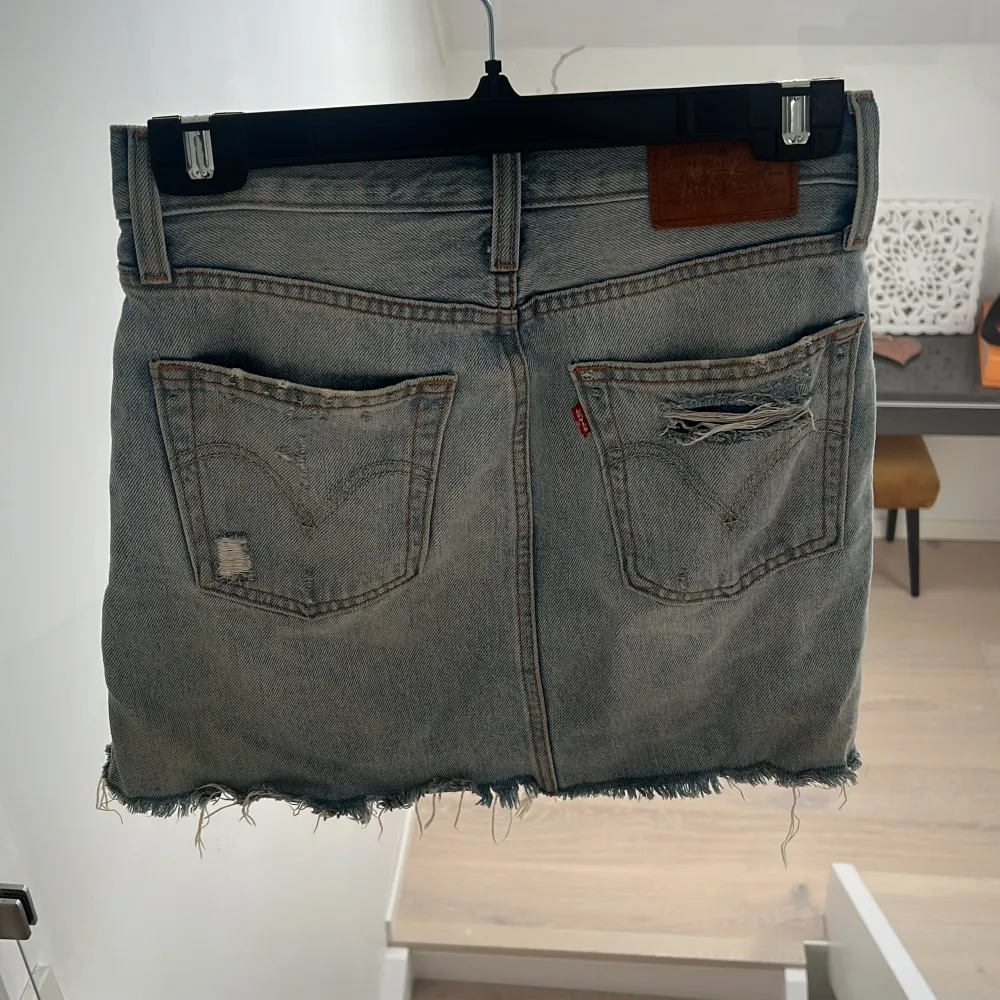 Den är i mycket bra skick då jag inte har använt den så ofta. Svin snygg kjol men den är tvär för liten för mig. . Shorts.