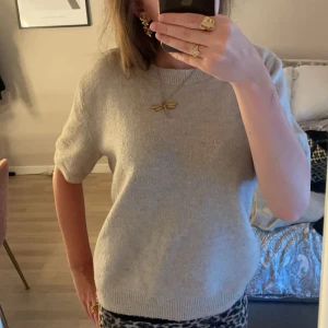 Kortarmad stickad tröja - Säljer denna snygga beiga kortarmade tröjan!💓💓