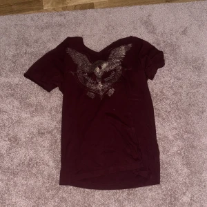 En röd identity t shirt - En ny t shirt aldrig andvänd