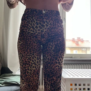 Leopard jeans  - Superfina leopard jeans, köpta på Plick. Endast använda fåtal gånger. Säljs då de inte kommer till användning.priset går att diskutera.