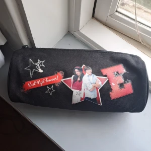 Stort pennfack/ liten väska  - Är ett pennfack men man kan säker ha smink i den också. 😊🩷