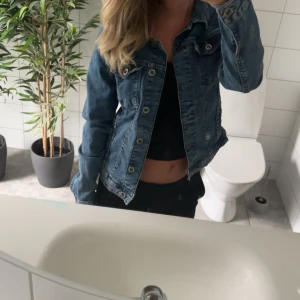 Jeansjacka  - En jacka perfekt på sommaren. Inte så tjock. Inte så stor utan mer lite tight. Men inte så att den sitter åt. Inga problem utan fint skick. Kommer inte till användning tyvärr har för många haha. Storlek 36, nypris 559💕