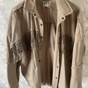 Tunn Jacka  - Sjukt cool beige jacka med glittriga detaljer från zara. Jackan är i mycket bra skick. Skriv vid fler frågor och funderingar🤍🤍