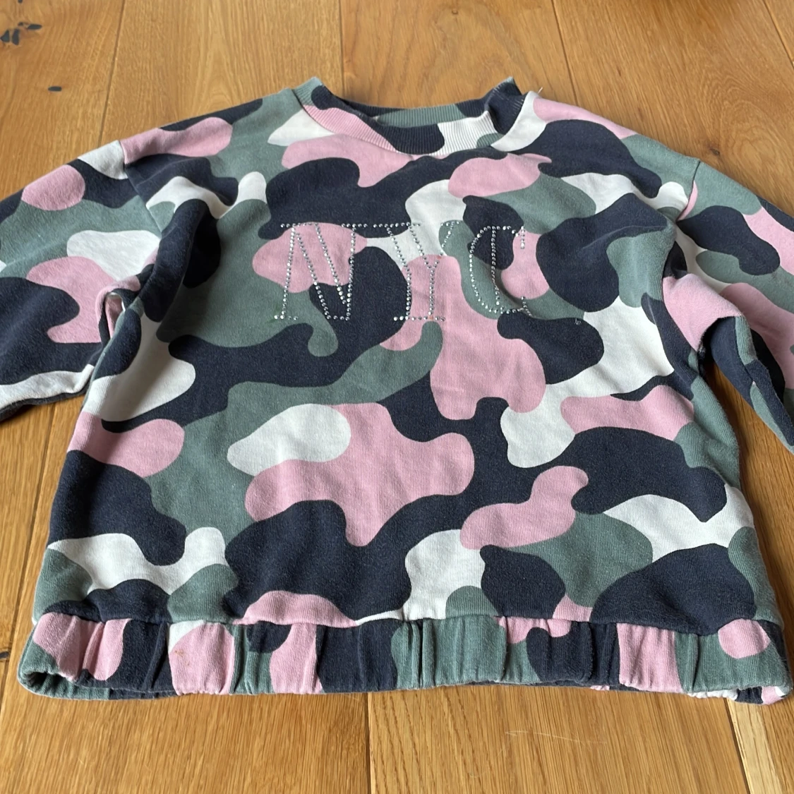  En hoodie och tre tjocktröja, 8-12 år.   - 91