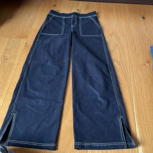 3 par byxor -  Alla byxor har stretch i midjan och de blåa byxorna är jätte mjuka i materialet och de svarta byxorna med vita sömmar är fejk jeans. 8-11Y.  BRA KVALITET. 
