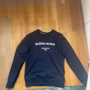 Björn Borg hoodie (M) - Väldigt fin Björn Borg Hoodie i storlek (M) jag använder inte den för de inte är riktigt min still köpte den 599kr men säljer nu den för 99kr för vill bli av med den 