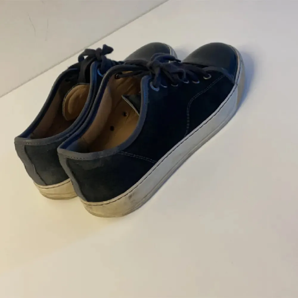 Lanvin cap toe snaeakers | Skick 7,5 | box dustbag följer inte med | Storlek Uk 5 som passar 39-40 men stora så går 41 Hör av er om ni har frågor | Viliano. Skor.