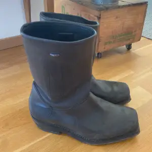 Our Legacy Flat Toe boots  Size 43 (säljer dessa då de är för små för mig) Bra skick, använda men mycket kvar att ge. Grym patina! Svartgråa Slutsålda på rean i denna storlek Skobox medföljer från OL