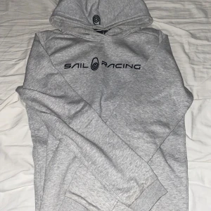 Sail racing hoodie - Hej! Säljer denna grå sail racing hoodien  i storlek 176, aldrig använd. (Inga fläckar eller hål)  Köparen står för frakten. 