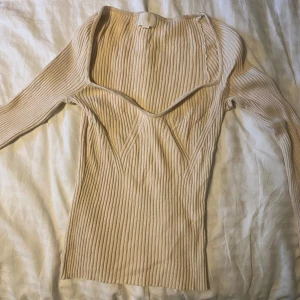 ribbad tröja  - En otroligt fil begie ribbad tröja, köpt originellt från h&m i storlek S. Använd fåtal gånger, ett måste att ha i garderoben!!