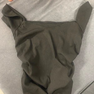 Svart topp - En jätte söt svart elegant topp i storlek 34-36  Vid intresse kontakta mig gärna💗💗