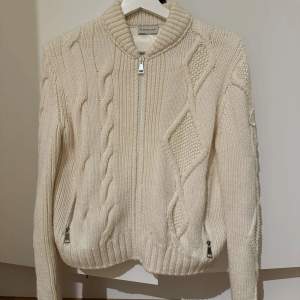 Moncler stickad cardigan för dam  Extremt sällsynt Moncler jacka Storlek: xs Cond 9,5/10 Pris: 5500kr