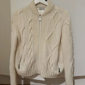 Moncler cardigan  - Moncler stickad cardigan för dam  Extremt sällsynt Moncler jacka Storlek: xs Cond 9,5/10 Pris: 5500kr