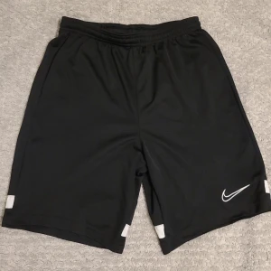 Nike fotbollshorts  - Nike fotbollshorts för barn, storlek XL 158-170 cm passar även S. Bra material och även i bra skick.