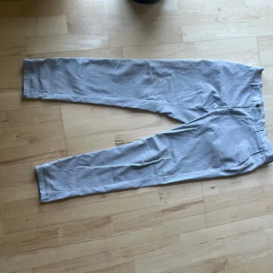 Kostymbyxor Zara - Gråa kostymbyxor från zara  Storlek 40 Eu