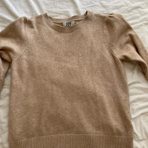 beige stickad tröja - säljer denna stickade tröjan från jdy, den har en liten defekt då en tråd sticker ut men det går att fixa med en nål💕