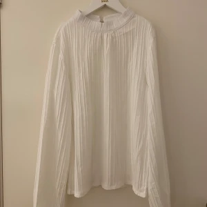 Fin blus - Vet tyvärr inte vart den är ifrån eller vilken storlek men den är väldigt fin💗skulle säga att den passa folk som har XS/S och den är i mycket fint skick💗